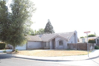 Building Photo - 4 Bedroom/2 Bath Home in Clovis 
(Herndon and Armstrong)
