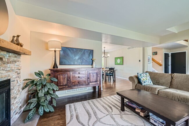 Building Photo - Furnished Downtown Louisville 5BDR Gem