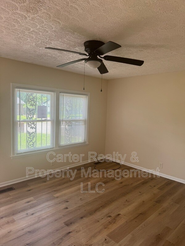 Building Photo - 3004 Lytle Dr