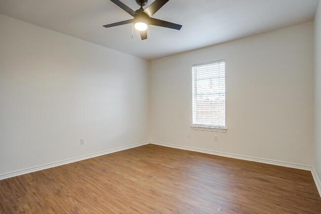 Building Photo - Updated 2 bedroom 1 bathroom close to ever...