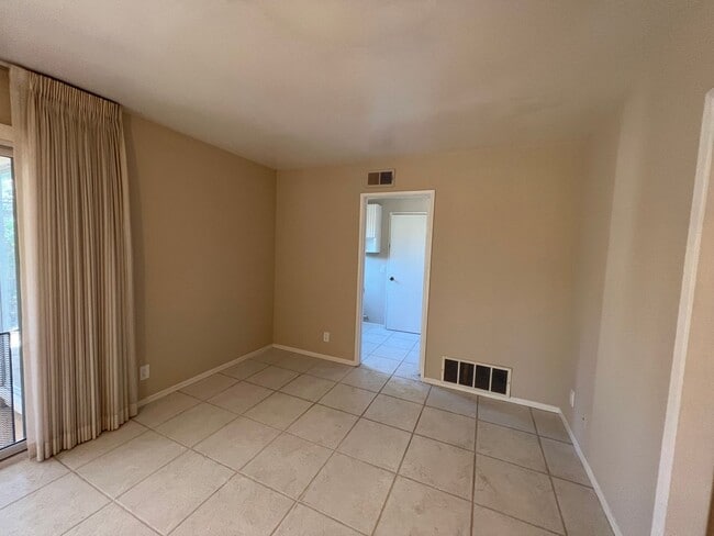 Building Photo - Well Located Home in Camarillo, CA