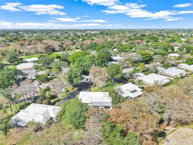 Building Photo - 820 E Cypress Ln