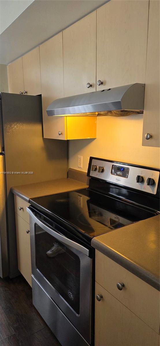 Building Photo - 2427 Centergate Dr