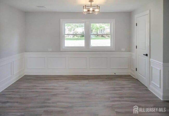 Building Photo - 156 Cliffwood Ave W