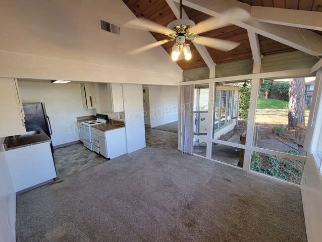 Building Photo - *1/2 OFF 1ST MONTH'S RENT PROMO* 3 BR Townhome- Wonderful Privacy Deck in Beaverton with 1 Car Ga...