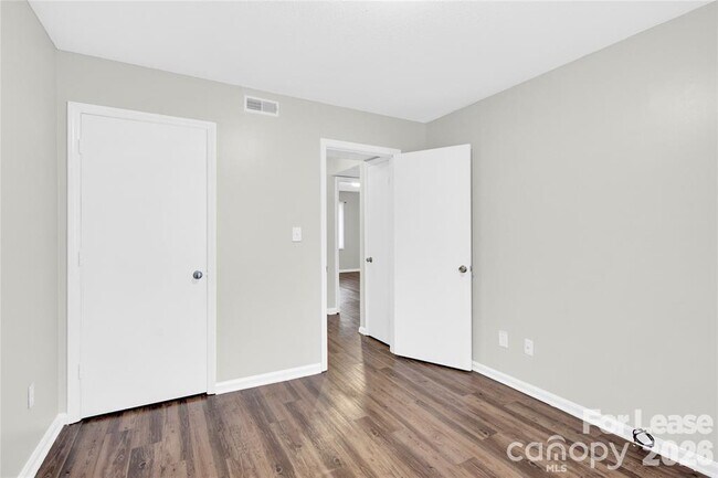 Building Photo - 1921 Mereview Ct