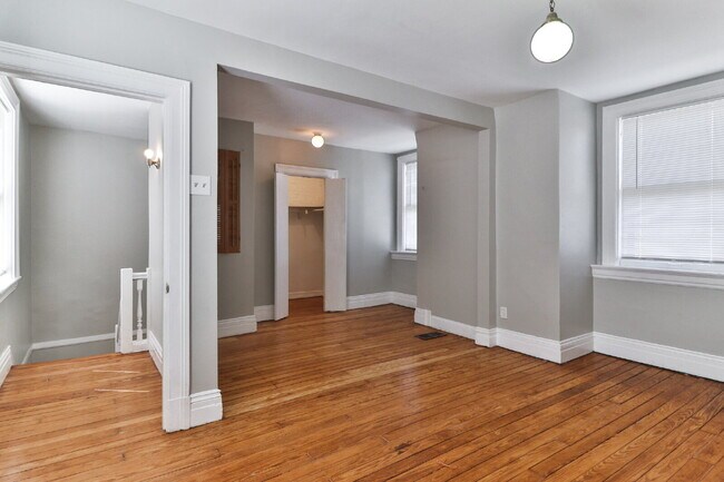 Building Photo - "Spacious 3-Bedroom Duplex with Classic Charm & Modern Comforts at 3438A Magnolia Ave!"