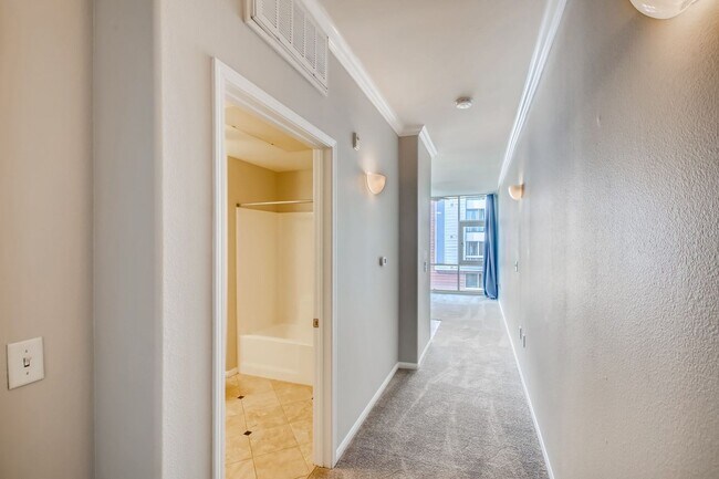 Building Photo - Top Floor Cortez Hill Studio with Western ...