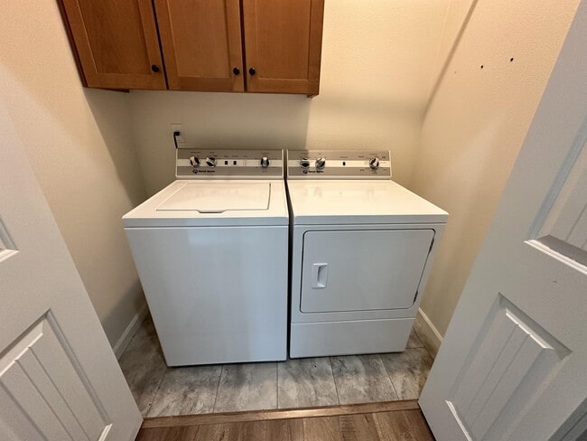 Building Photo - 823 Riley Dr NE