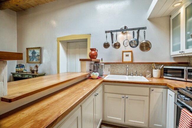 Building Photo - 573 W San Francisco St