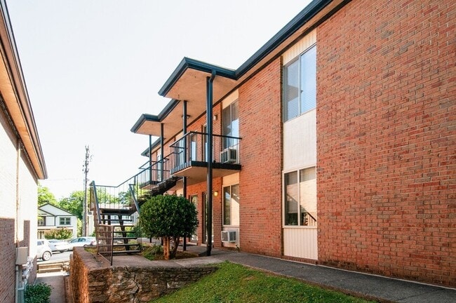 Building Photo - 2601 Hillsboro Pike