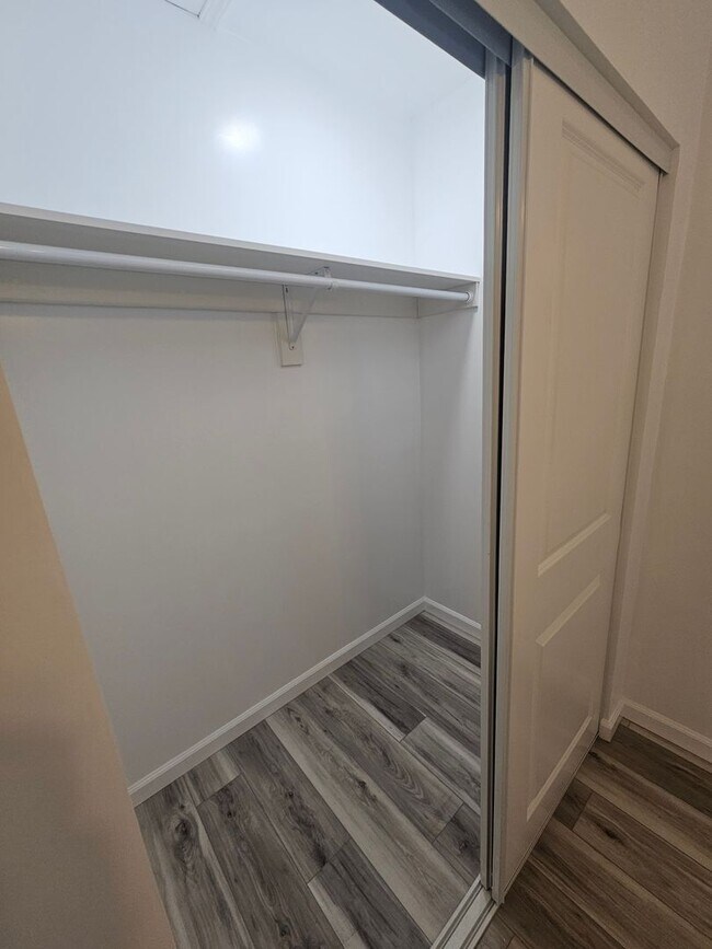 Building Photo - Utilities Paid!  1-Bed 1-bath Apartment in...