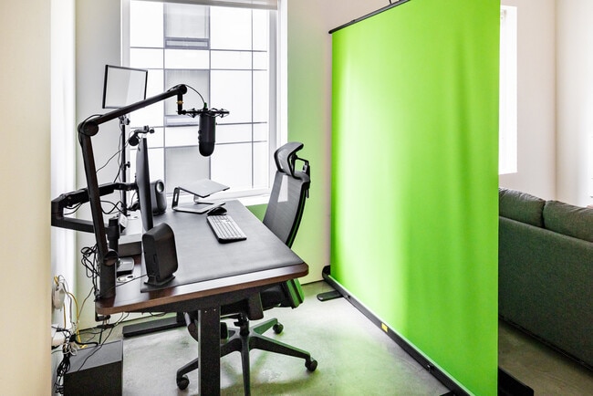 Building Photo - 18 10th St