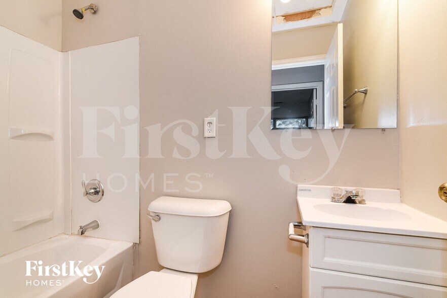 Building Photo - 2529 N Parker Ave