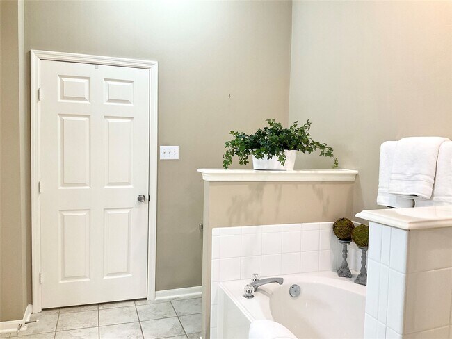 Building Photo - 186 N Valley Oaks Cir