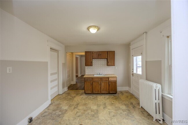 Building Photo - 2253 Niagara St