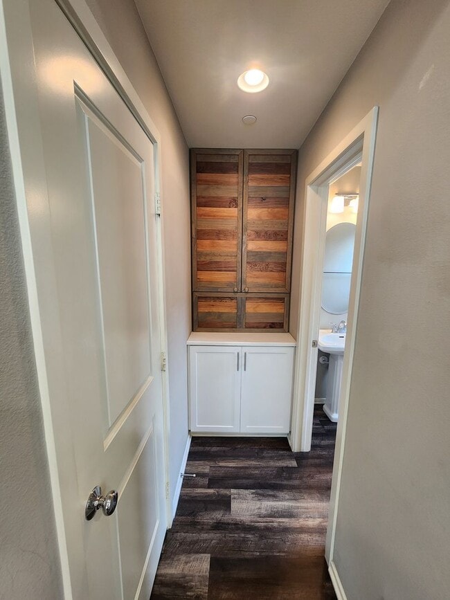 Building Photo - Gorgeous two bedroom home with 2.5 bathroo...