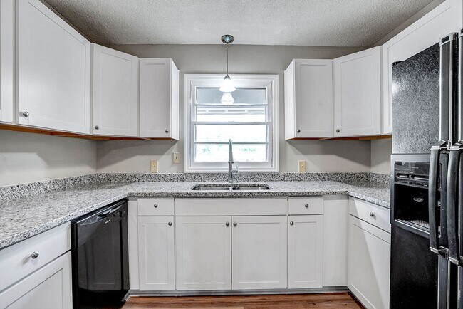 Building Photo - AVAILABLE NOW!! 4 bedroom Brick Ranch Style Home