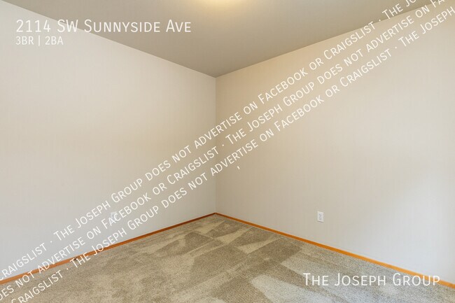 Building Photo - 2114 SW Sunnyside Ave