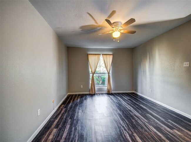 Building Photo - 3075 Walnut Bend Ln