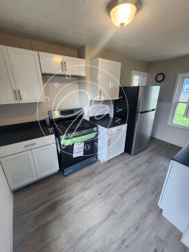 Building Photo - 4 bed with bonus room! So much space thoug...
