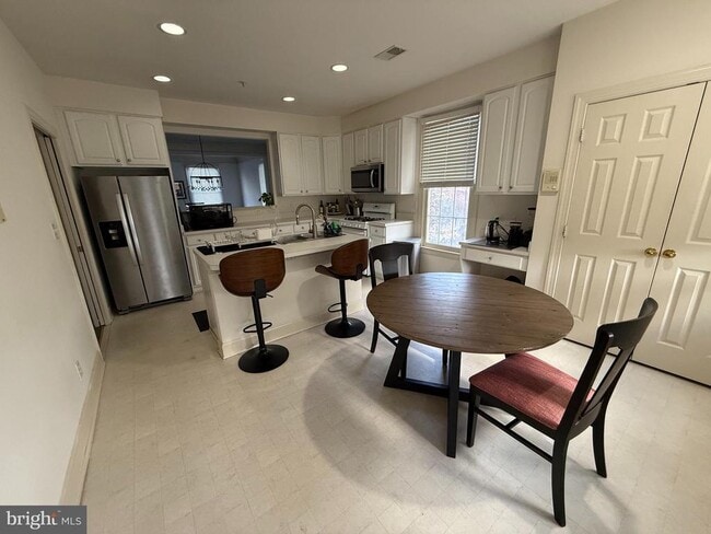 Building Photo - 344 Hart Mews