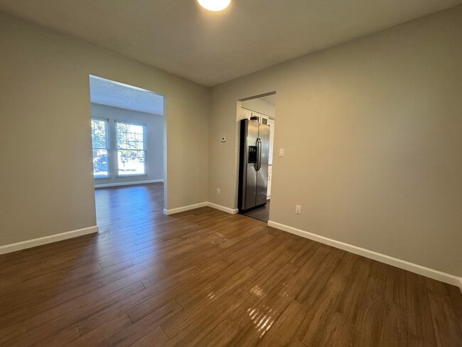 Building Photo - 361 St Thomas Dr