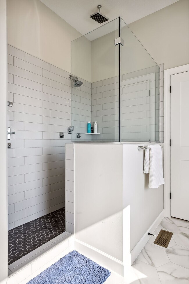 Building Photo - 2275 Lakeshore Point Dr N E