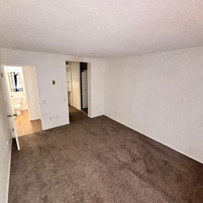 Building Photo - LIGHT & BRIGHT UPGRADED, 2 BEDROOM CONDO, ...