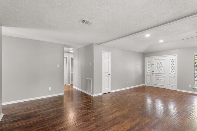Building Photo - 8402 Pine Shores Dr