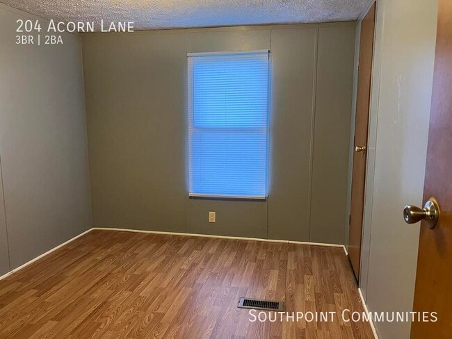 Building Photo - 204 Acorn Ln