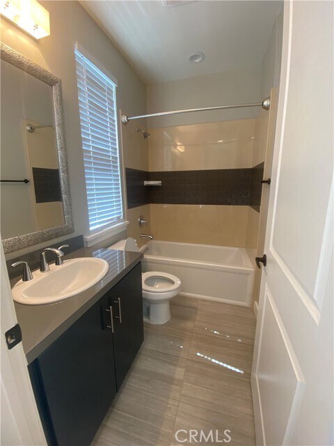 Building Photo - 530 Fano St