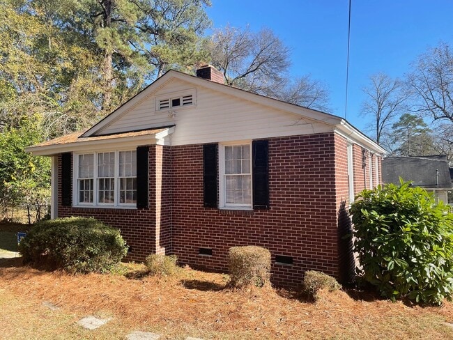 Building Photo - 2 Bedroom 1 Bath Brick Home