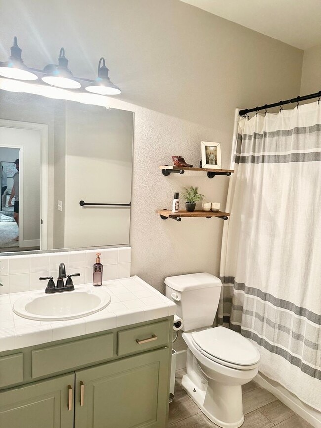 Building Photo - Updated North Fresno 3/2