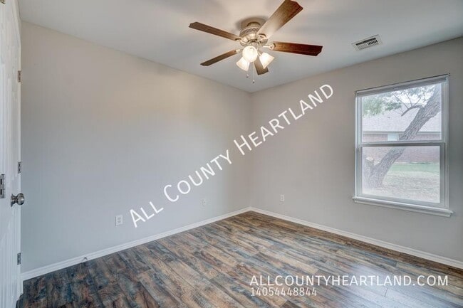 Building Photo - 2008 SE 7th Ct