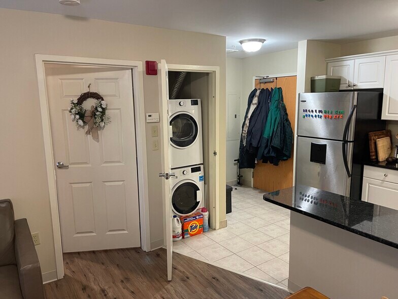 Building Photo - 10 Florence St