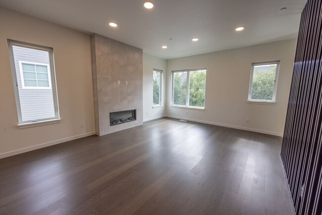 Building Photo - RIVERSIDE TOWNHOMES - BRAND NEW!