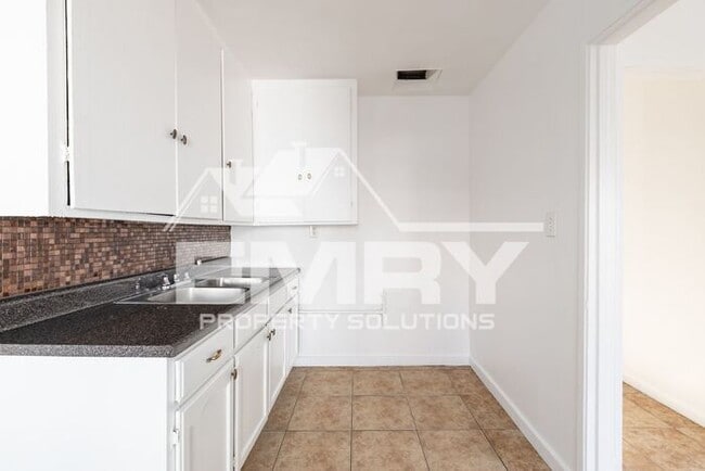 Building Photo - 2 Bedroom 1 Bathroom Rental in Huntington Park CA 90255