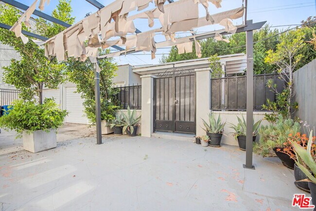 Building Photo - 1121 S Orange Dr