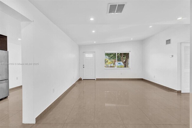 Building Photo - 5618 SW 36th St