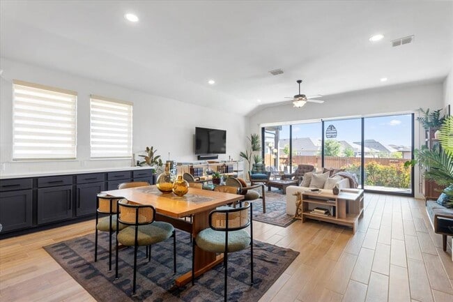 Building Photo - 7905 Catbird Ln