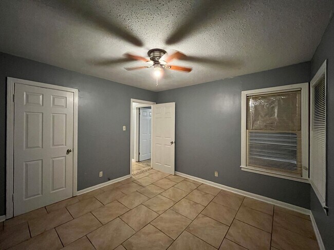 Building Photo - 2 bedroom 1 Bath Central City