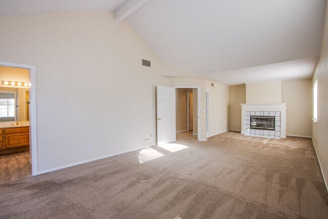 Building Photo - Beautiful 3Bed/3Bath cul-de-sac home located  in The Lakes Community with a sparkling pool and spa!