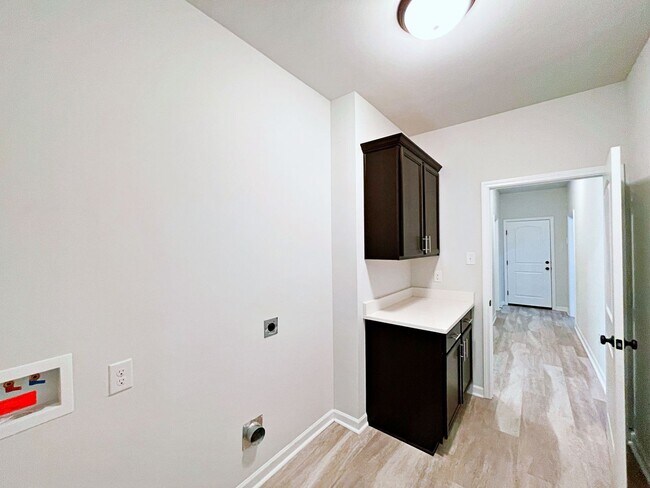Building Photo - 4 Bedroom House in Hunters Trace
