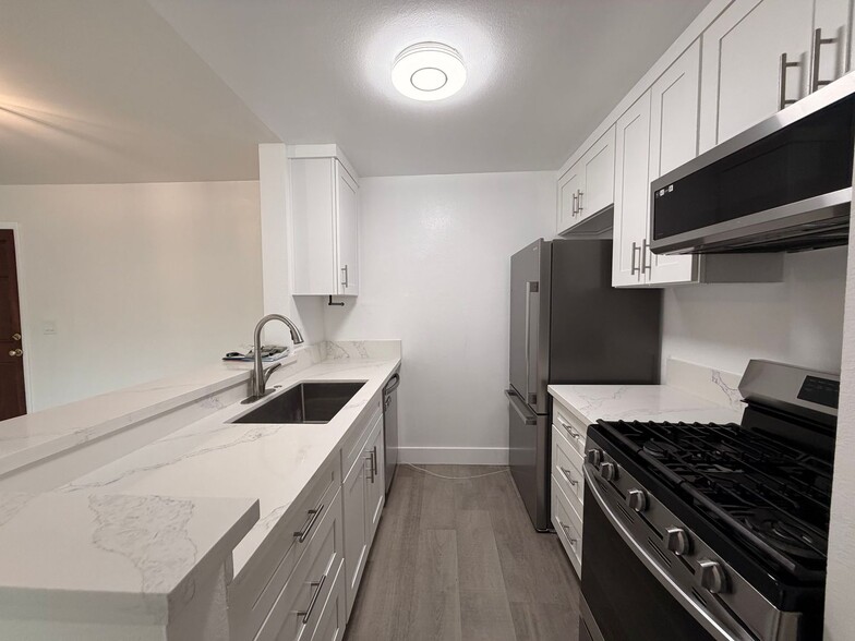 Building Photo - Cat-Friendly Condo with Private Cat Patio Enclosure + Resort-Style Amenities in Tarzana!