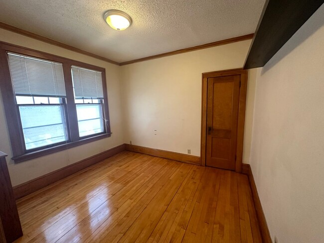 Building Photo - Main Floor Duplex in St. Paul, 3 bedrooms,...