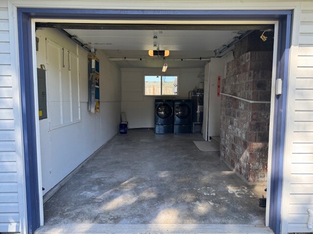 Oversized one car garage with laundry - 6125 138th St SE