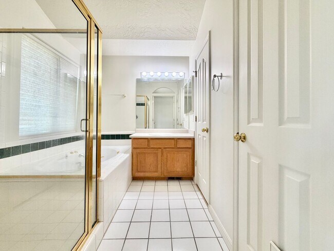 Building Photo - 717 E Hundley Hvn Cir