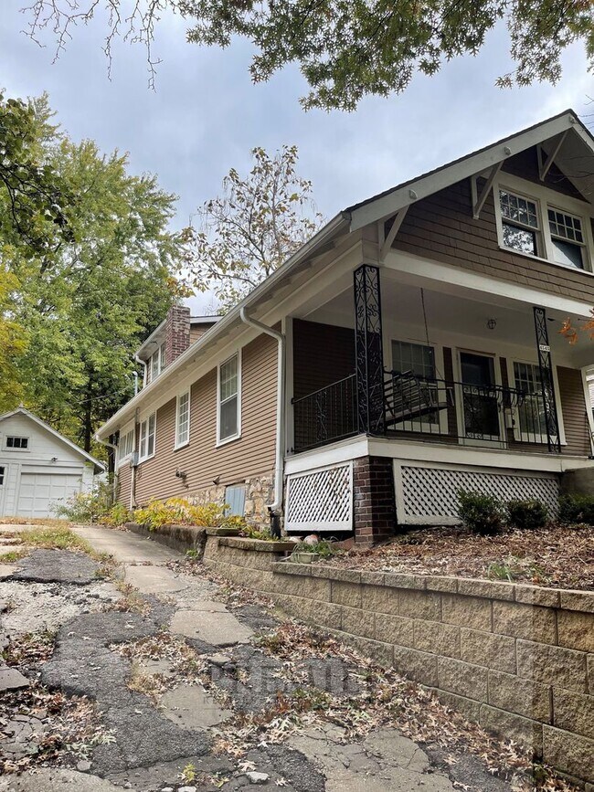 Building Photo - Charming 3 bed / 1 bath house for rent-4545 Fairmount Ave Kansas City, MO 64111 -   $1495 Rent