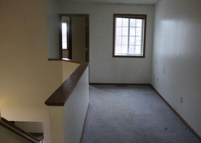 Building Photo - End Unit Townhome *3Bed/2.5 Bath*3 Season Porch! Available 10/1.
